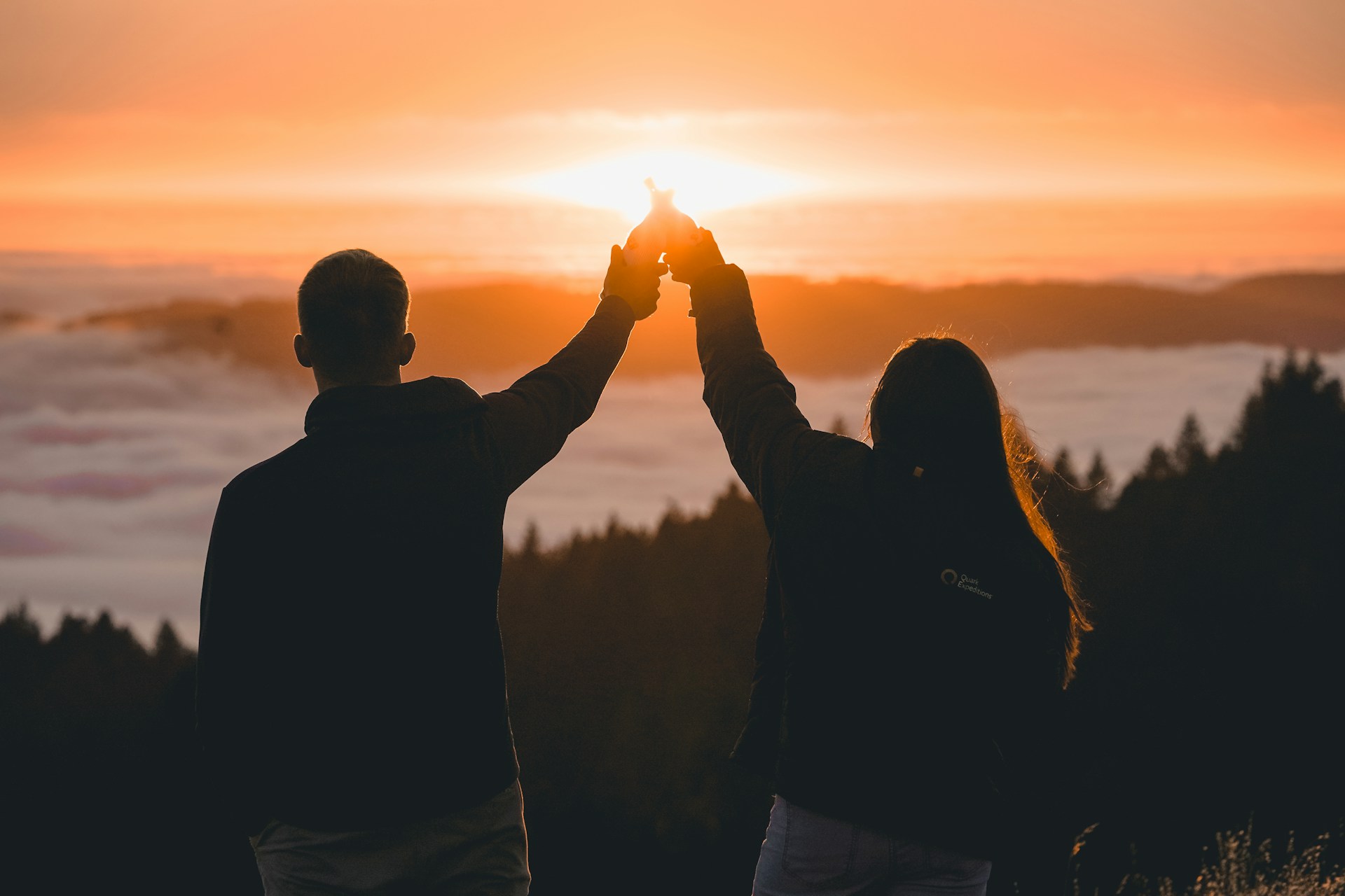 Paar genießt Sonnenuntergang – gutes Leben ist keine Frage des Kontostands