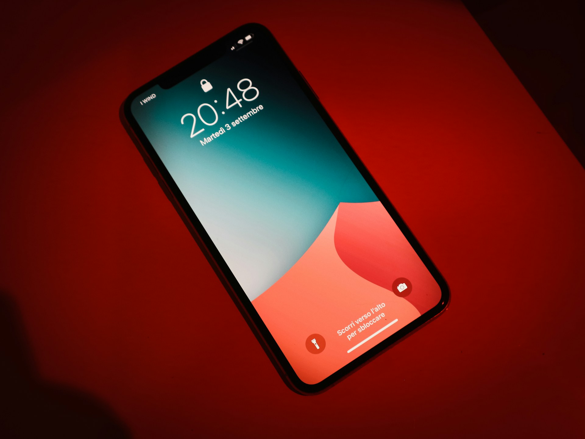 Smartphone auf rotem Hintergrund