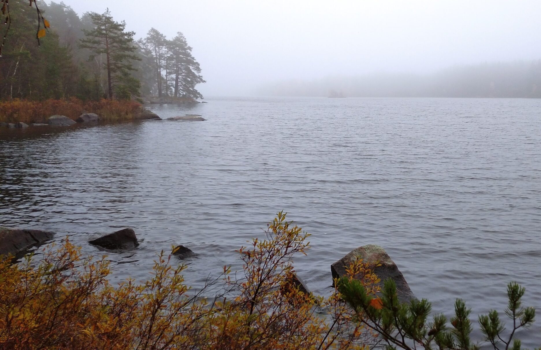 Herbstlicher See in Schweden – Urlaub mit wenig Geld als Patchwork-Familie