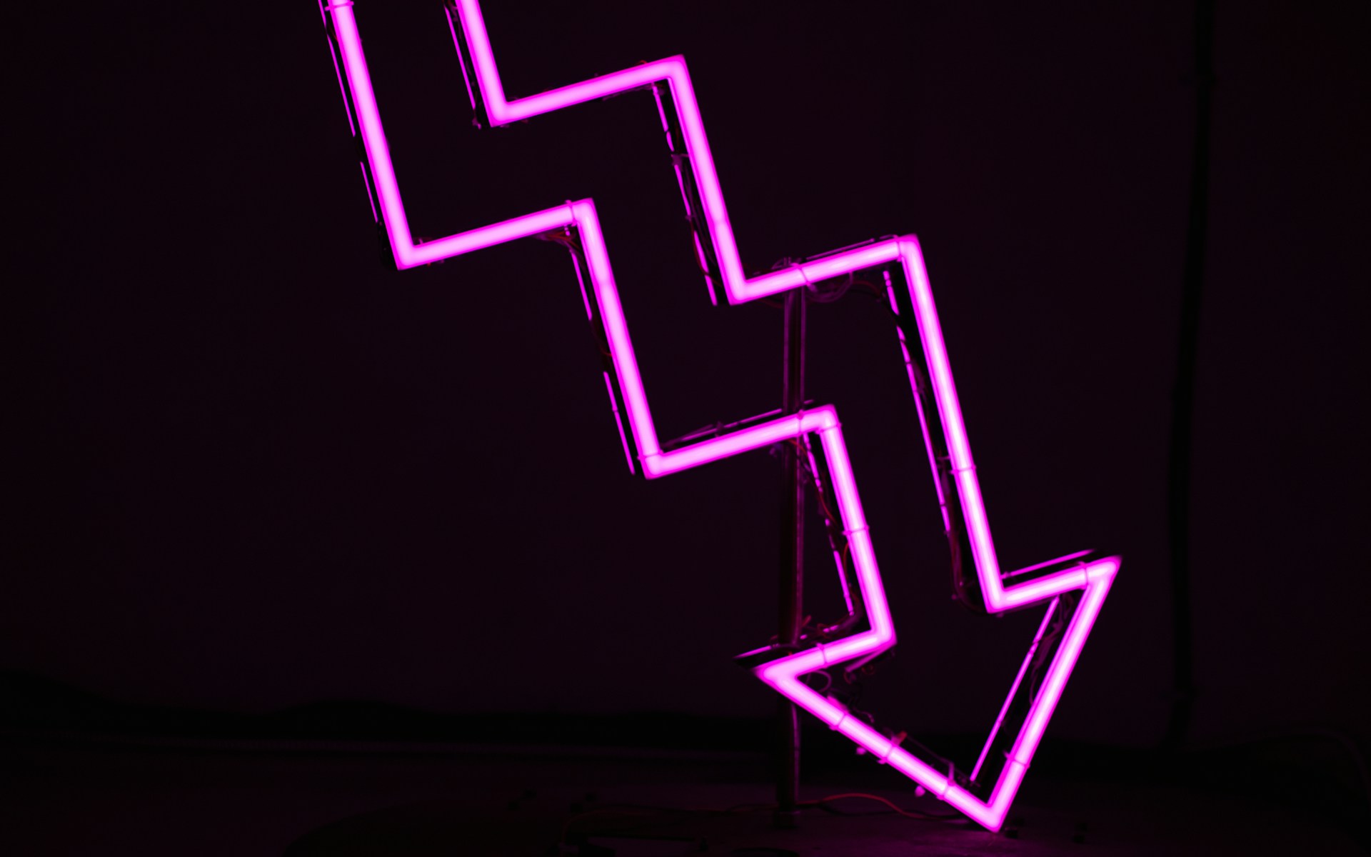 Neon-Pfeil – Fixkosten senken ohne auf Lebensqualität zu verzichten