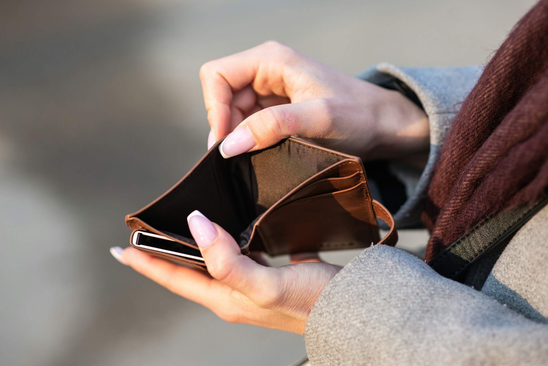 Leere Geldbörse als Symbol – warum trotz Sparbemühungen am Monatsende nichts übrig bleibt