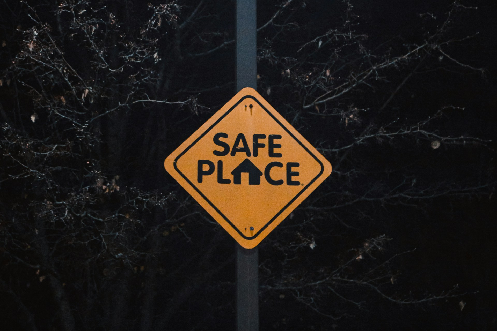 Schild "Safe Place" - welche Absicherung ist mit kleinem Budget wirklich wichtig?