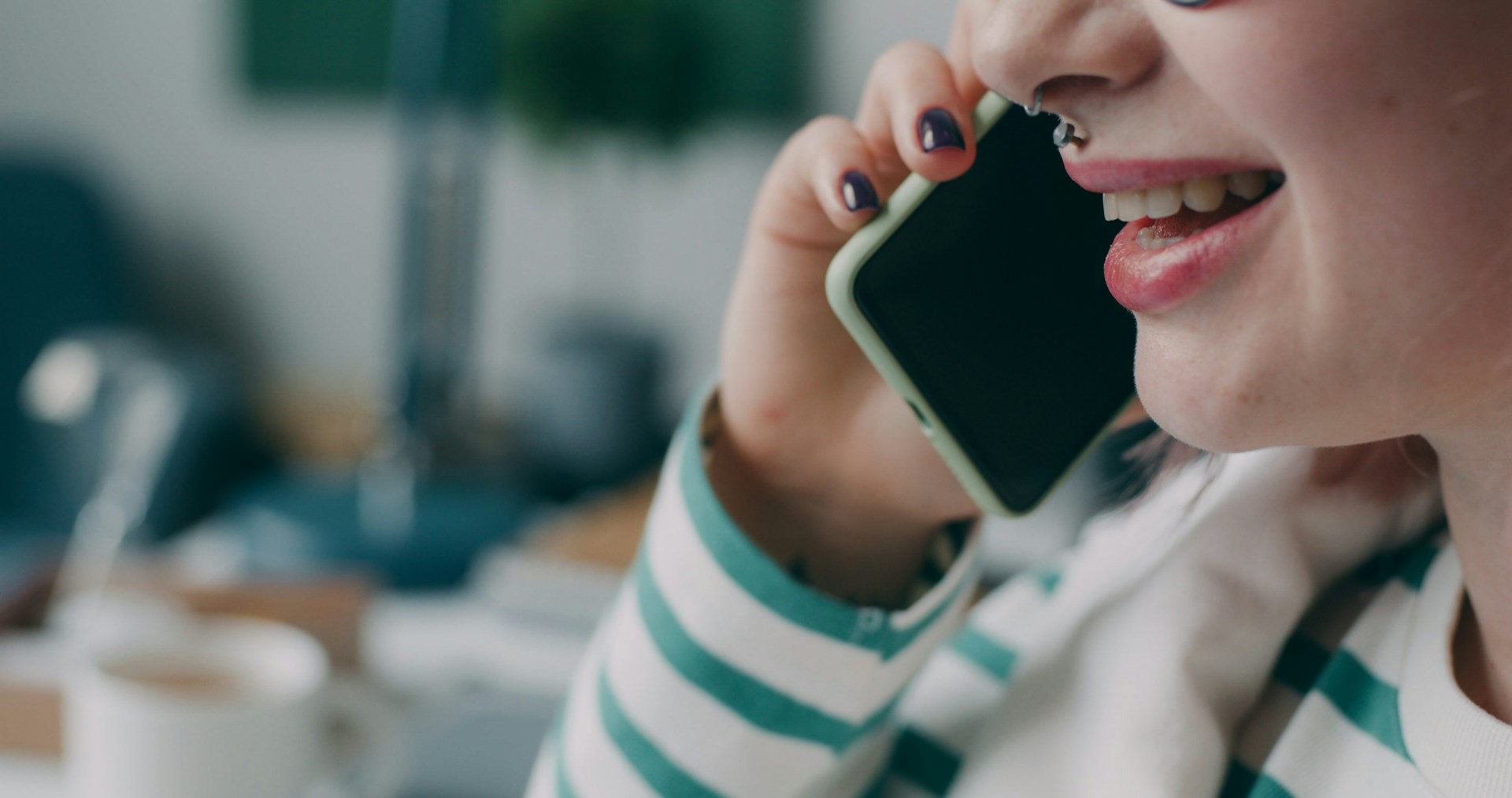 Smartphone am Ohr – Handyvertrag verlängern oder zu einem günstigeren Anbieter wechseln?
