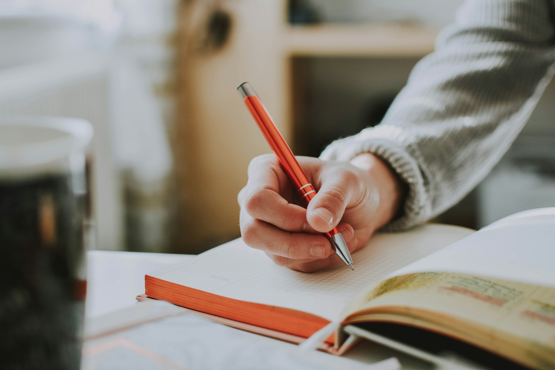 Notizbuch mit Haushaltsbudget und Stift – Überblick über Ausgaben mit wenig Geld behalten