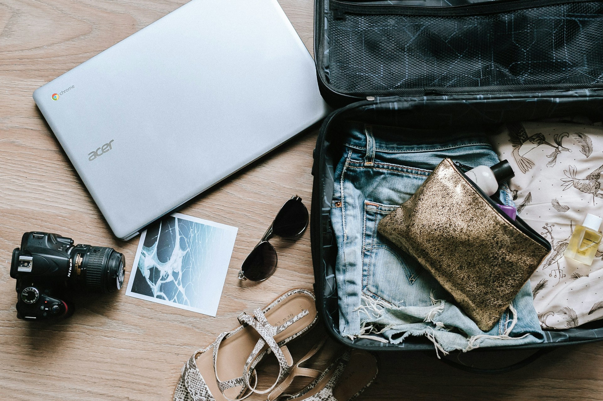 Kofferpacken als Symbol für den besten Zeitpunkt zur günstigen Urlaubsbuchung